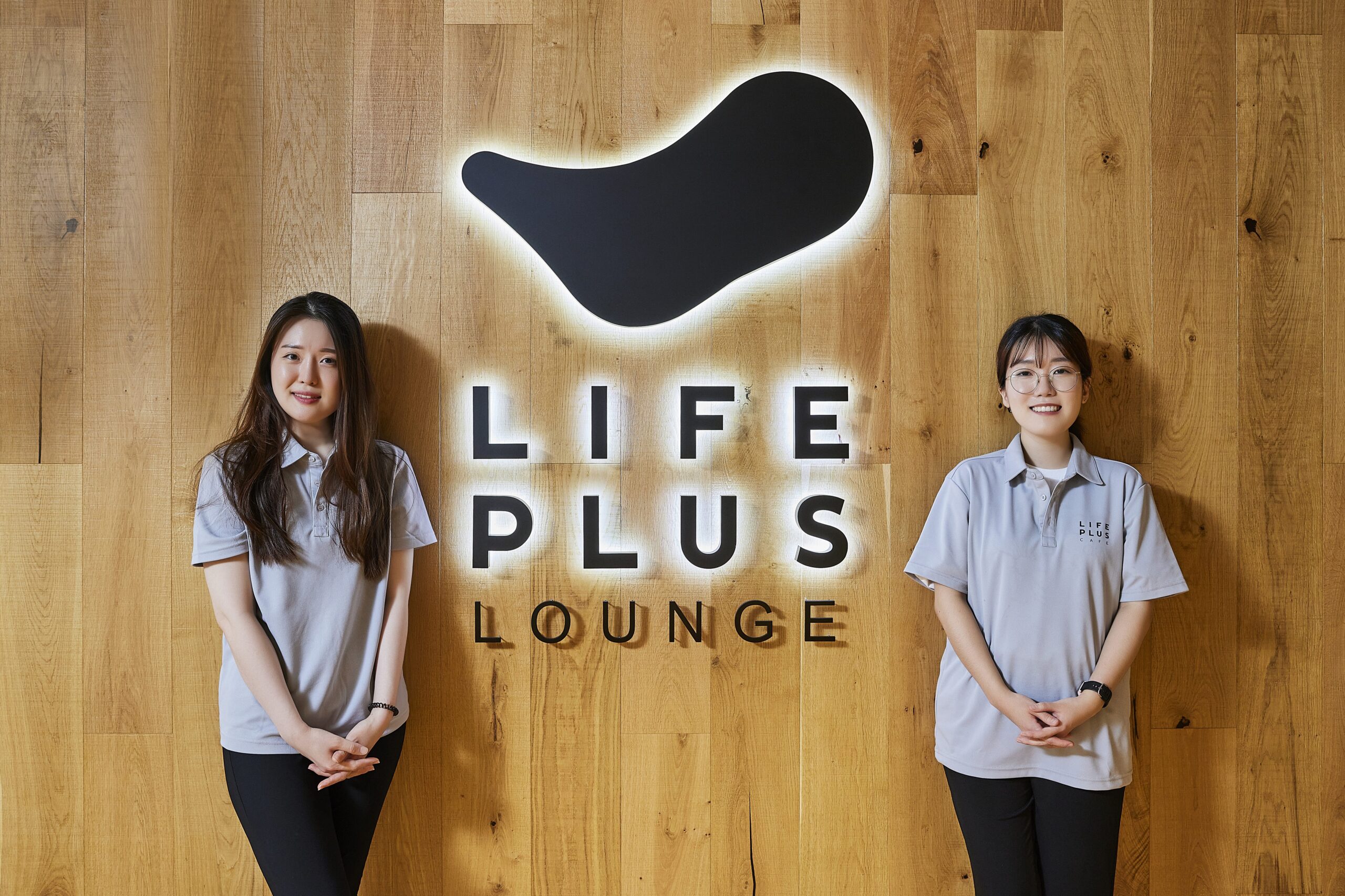 정면을 바라보며 미소짓는 조정인, 이수연 바리스타