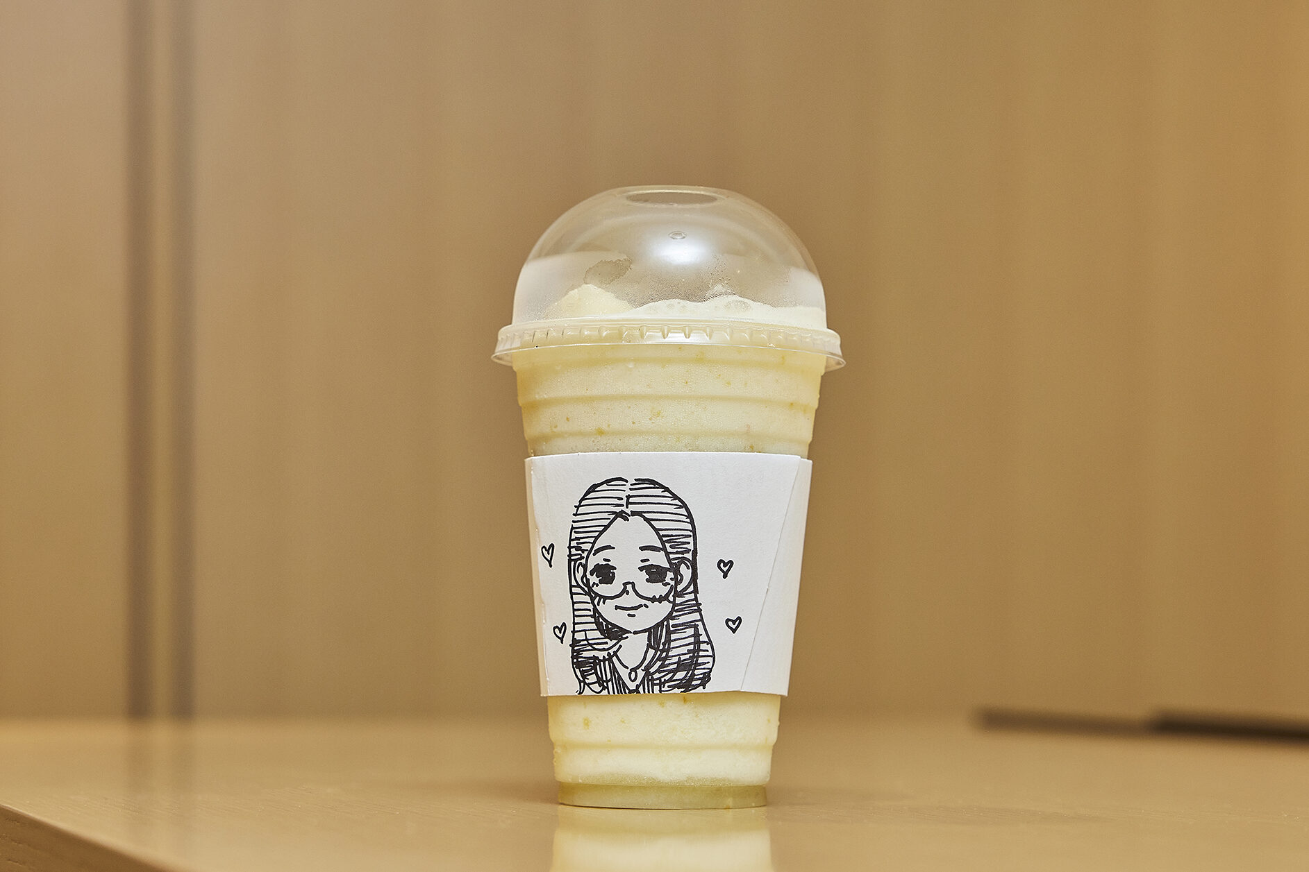 컵홀더에 직접 캐리커처를 그려 완성한 달콤한 커피