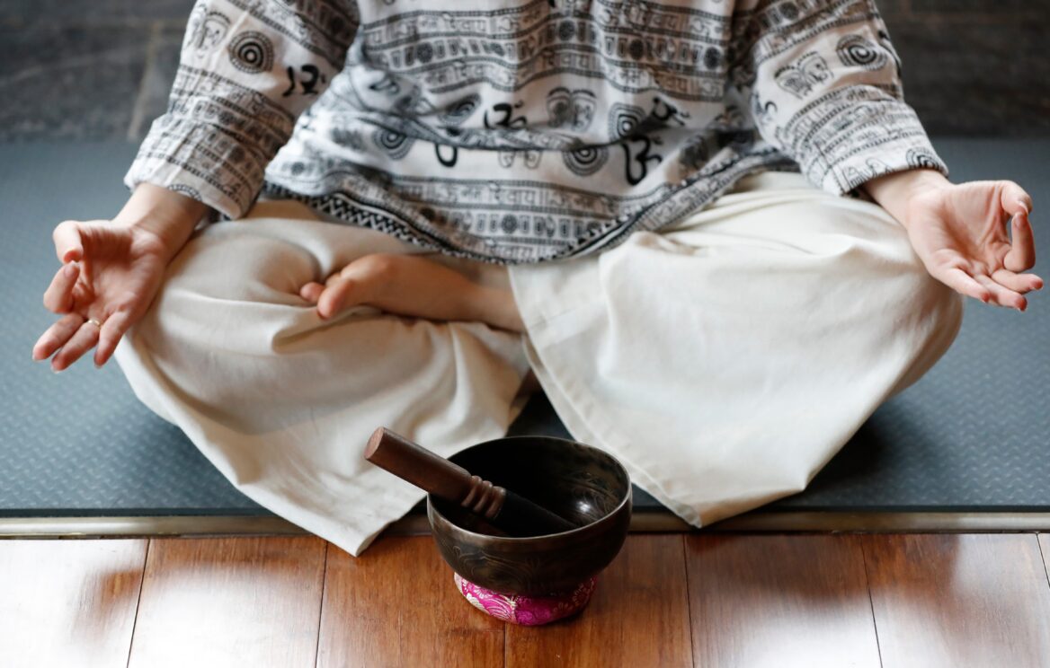 한 여성이 디지털 디톡스를 위해 가부좌를 틀고 명상하는 모습