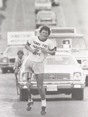 테리 폭스가 일달러 모금운동을 위해 달리는 사진