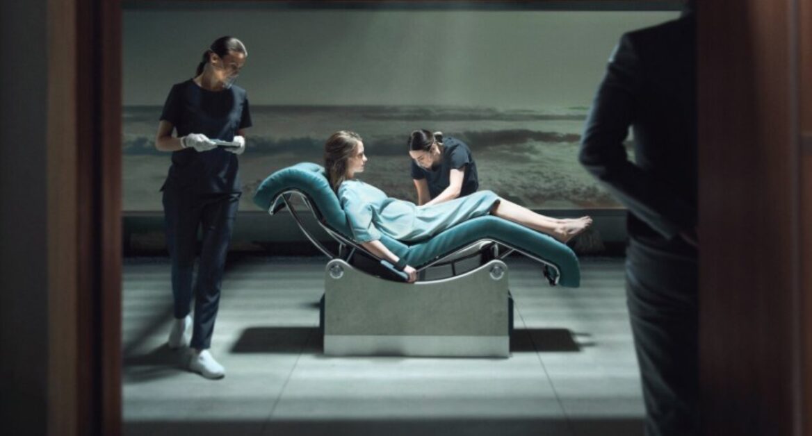 영화 '패러다이스'는 수명을 사고파는 기술이 만들어지면서 벌어지는 이야기이다.