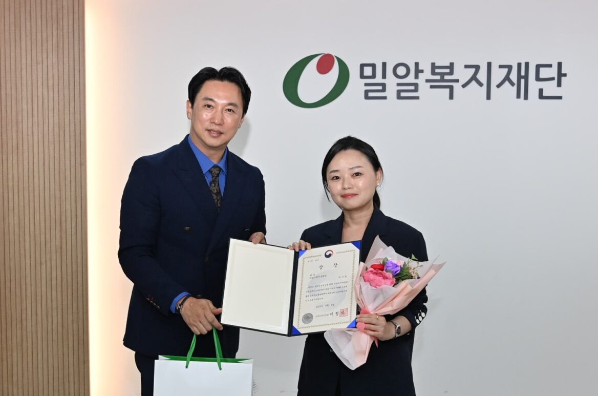 제구회 스토리텔링 공모전 수상자인 박수현 씨와 공단 김현종 실장이 기념사진을 찍는 모습