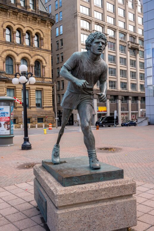 캐나다 국회의사당 앞에 놓인 테리 폭스의 동상 사진