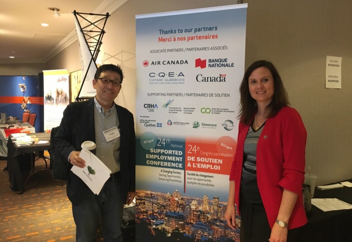 이정주 필자와 협회 주관자가 함께 찍은 사진