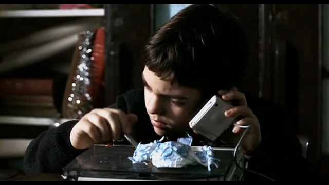 영화 ‘천국의 속삭임’의 한 장면. 미르코가 사운드 시네마’를 제작하고 있는 모습