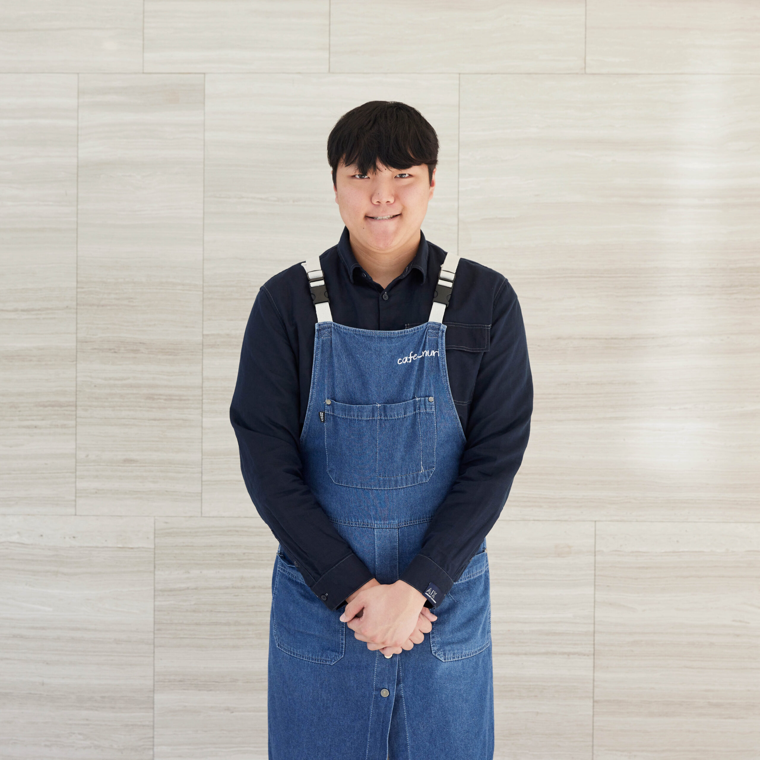 미소짓는 유진석 바리스타