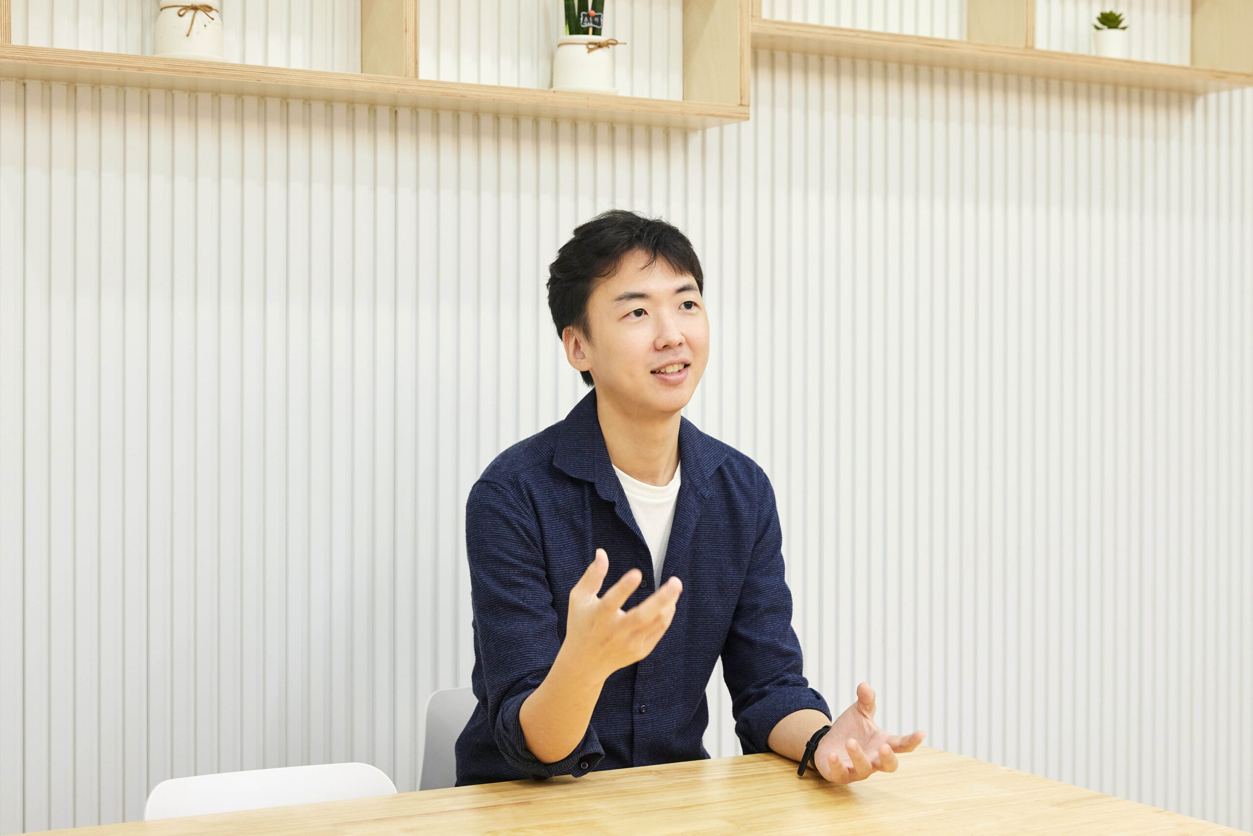 박준규 주임이 업무에 대해 이야기하는 모습