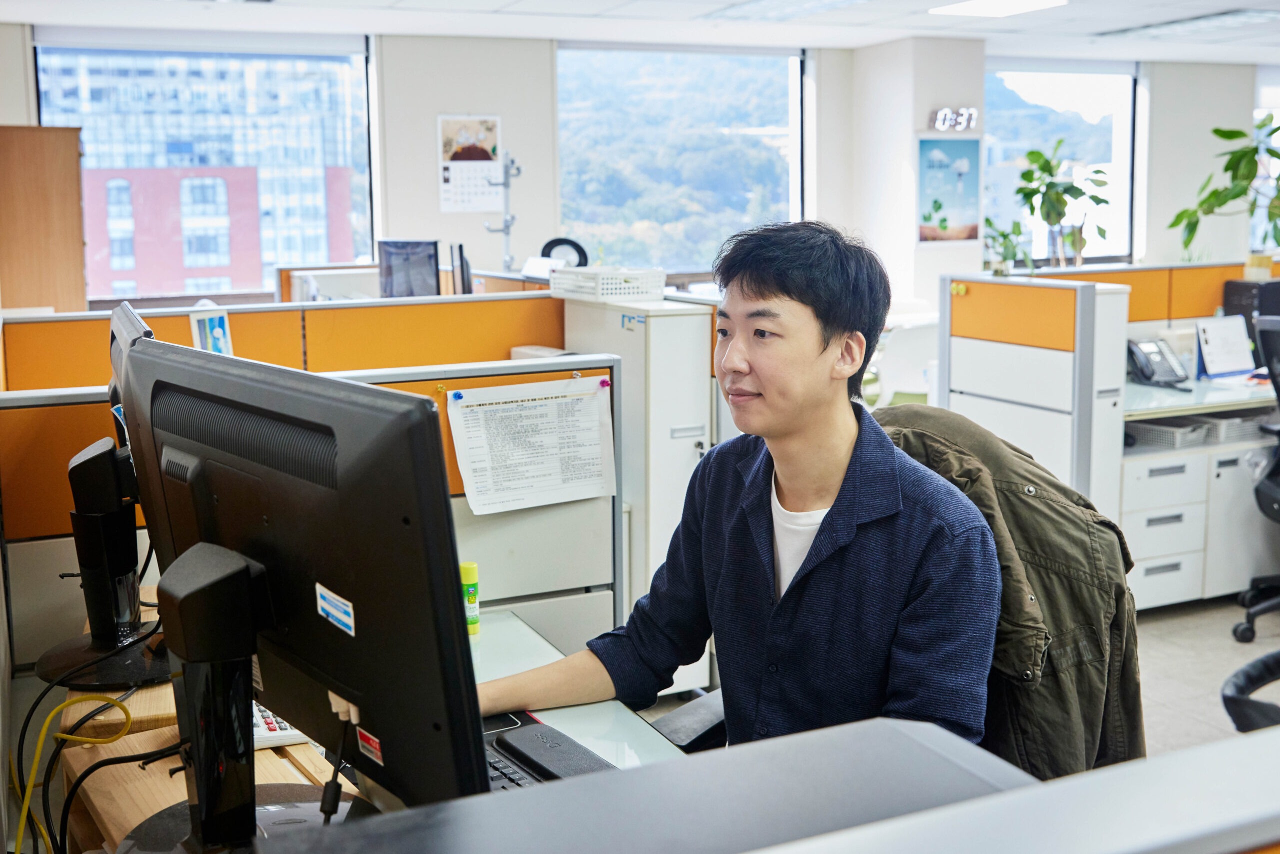 박준규 주임이 진지한 모습으로 업무를 보고 있는 사진