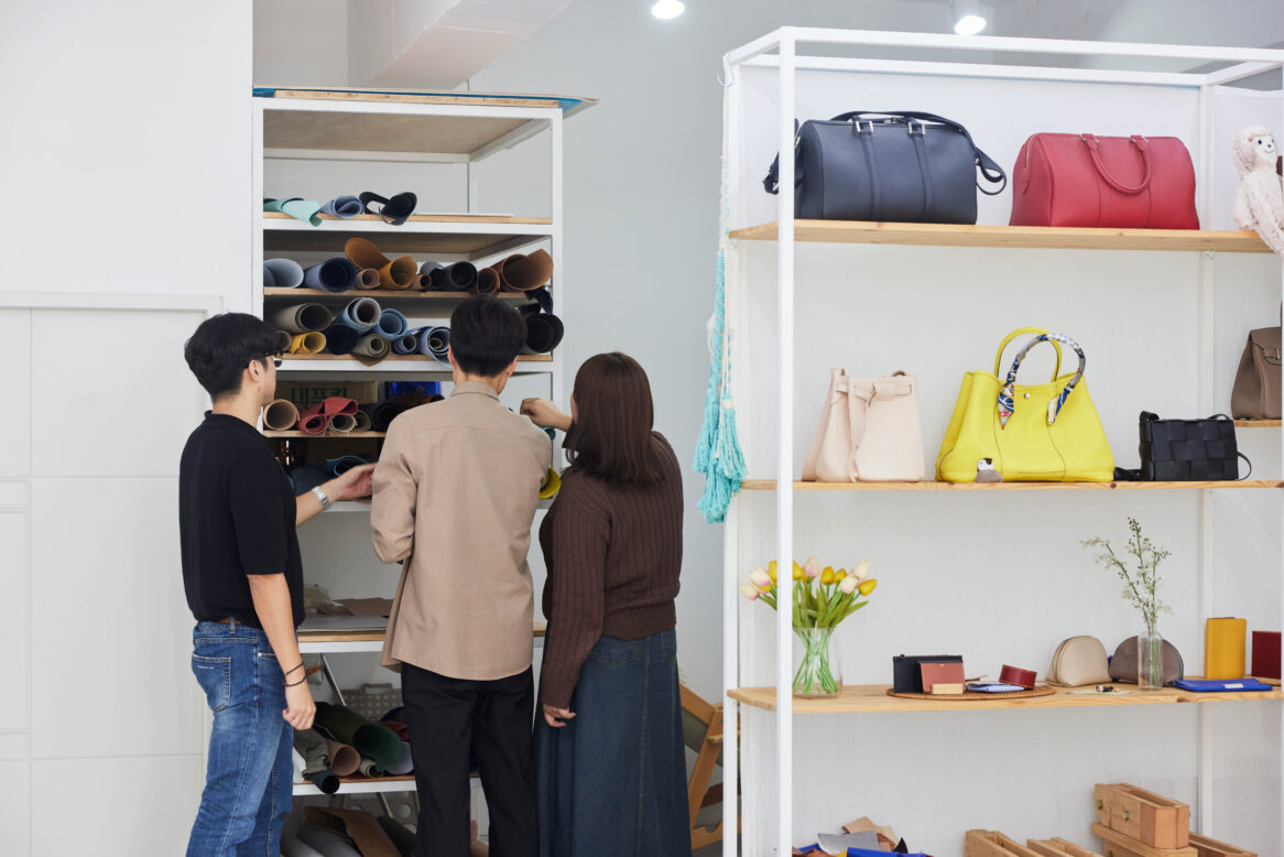 기업지원부 김혜석 대리, 장윤지 주임, 취업지원부 심상훈 주임이 가죽을 고르고 있는 사진