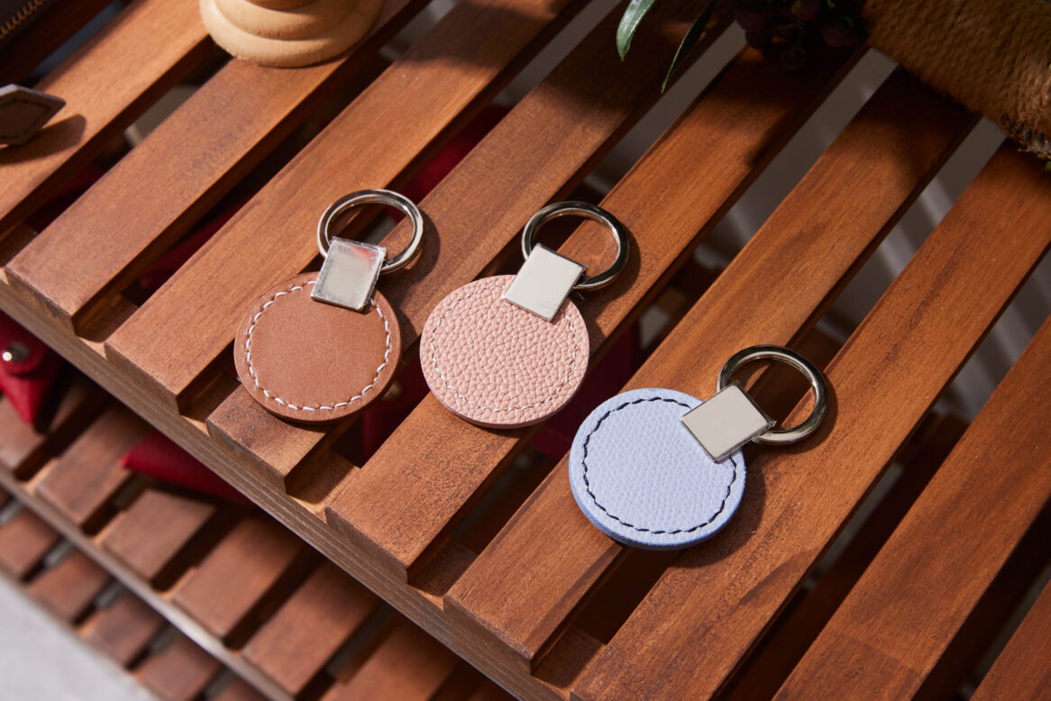 브라운, 살구색, 소라색으로 완성된 세 사람의 가죽 키링