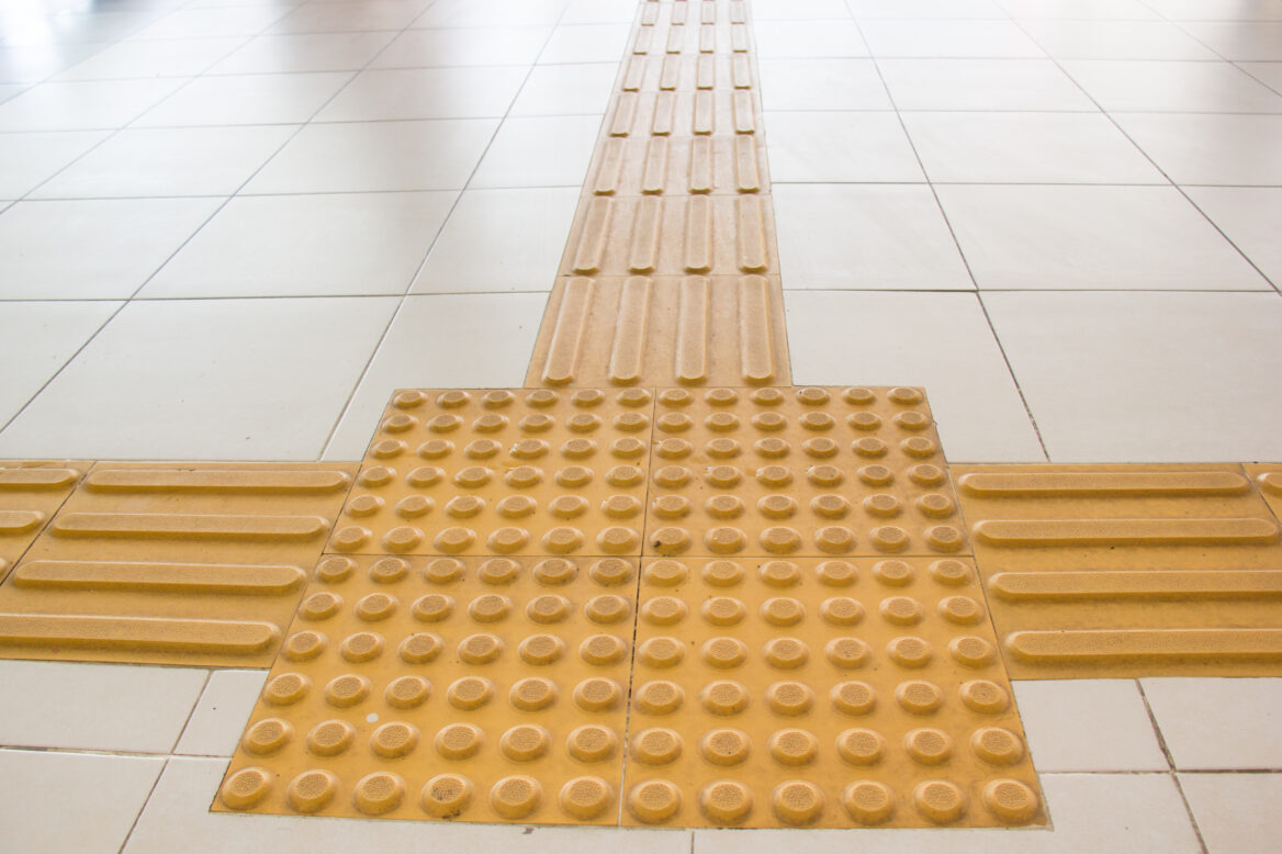 노란색 선형 유도 블록과 점형 유도 블록 이미지