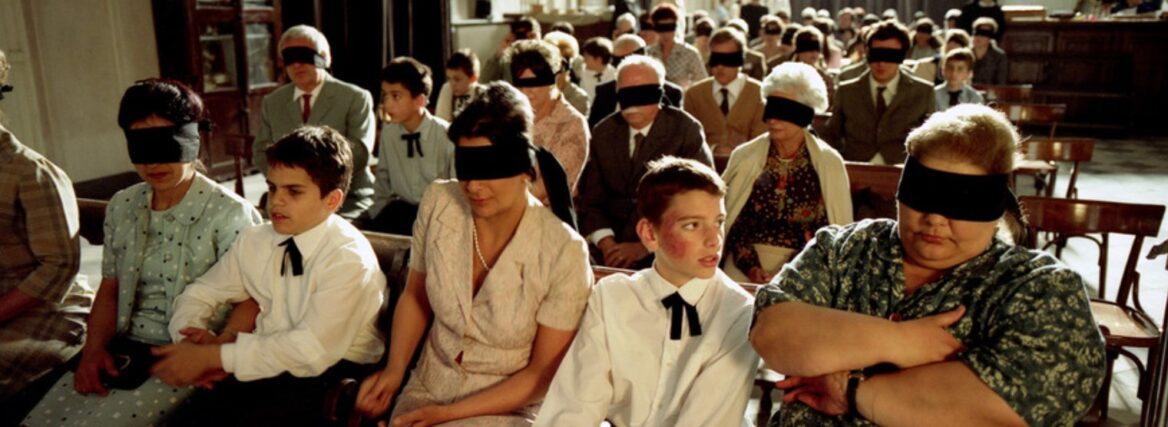 학예회에서 학부모들이 눈가리개를 하고 시각장애인 소년 미르코와 친구들이 제작한 ‘사운드 시네마’를 감상하는 모습