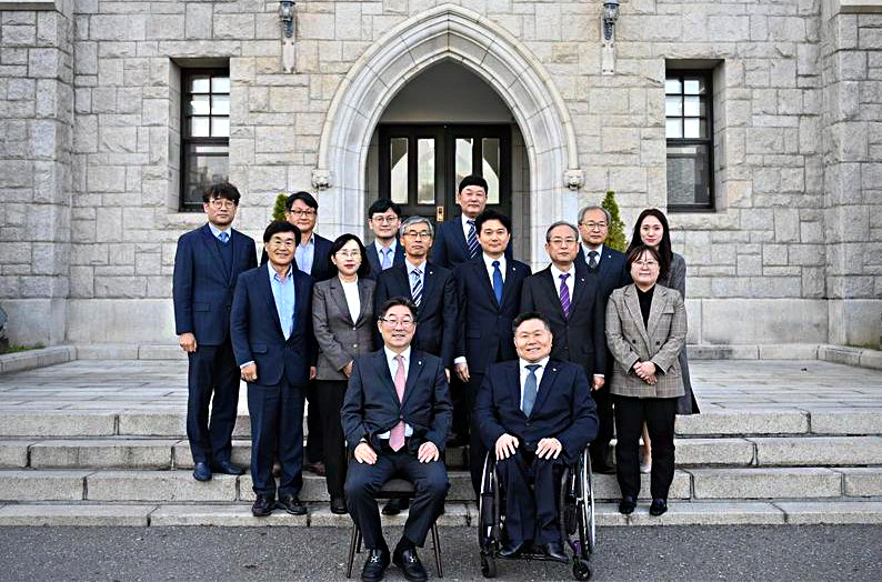 협약서 서명 후 공단과 고려대학교 관계자들이 기념사진을 촬영하고 있는 모습