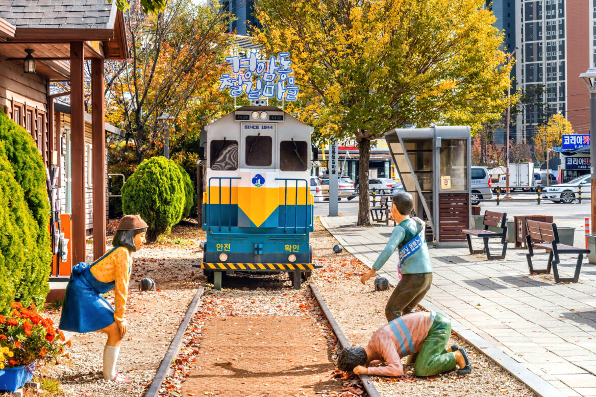 전라북도 군산에 위치한 경암동 철길마을 사진