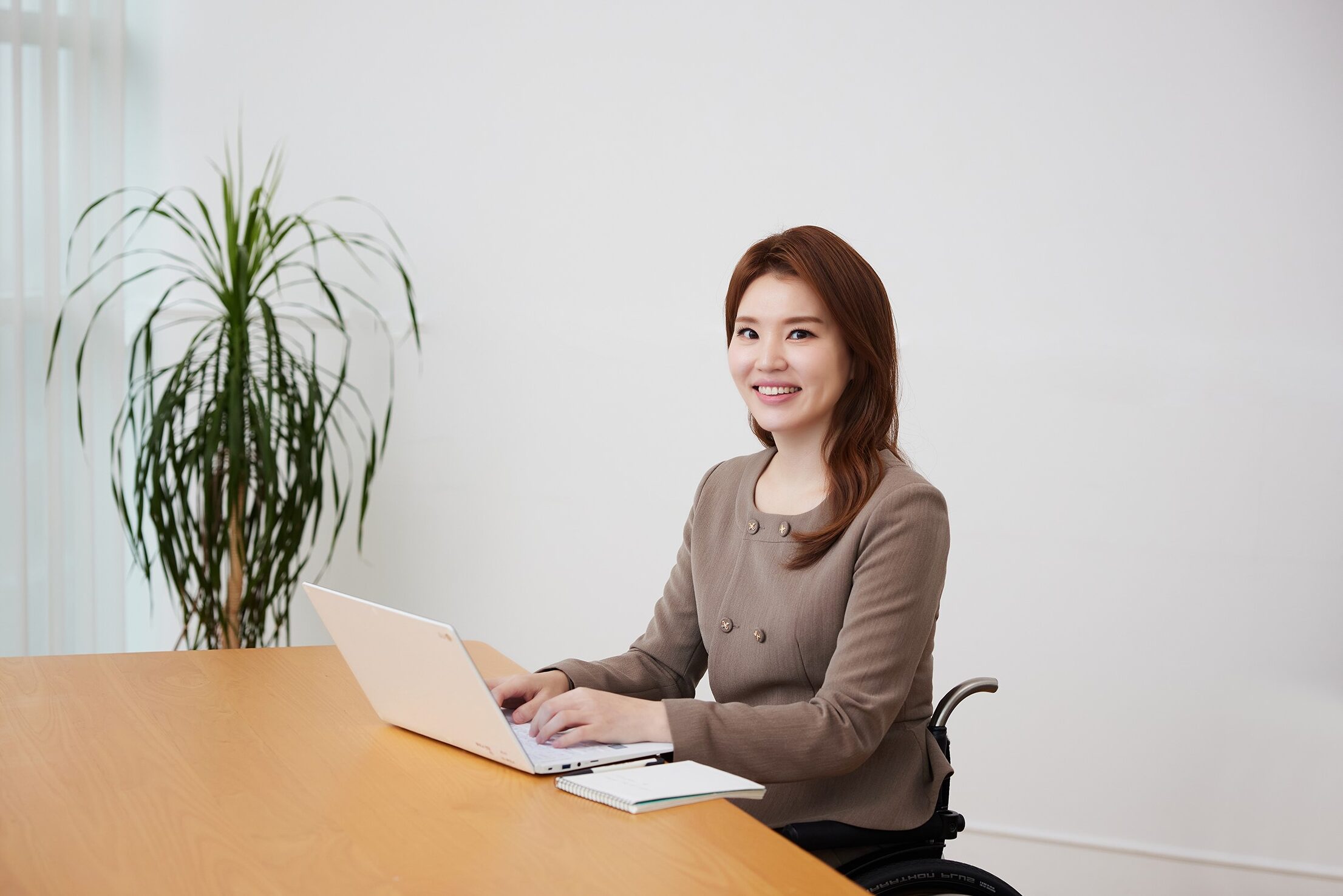 최국화 아나운서가 업무를 보는 모습의 사진