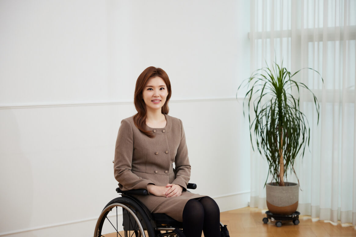 최국화 아나운서가 미소를 짓는 사진