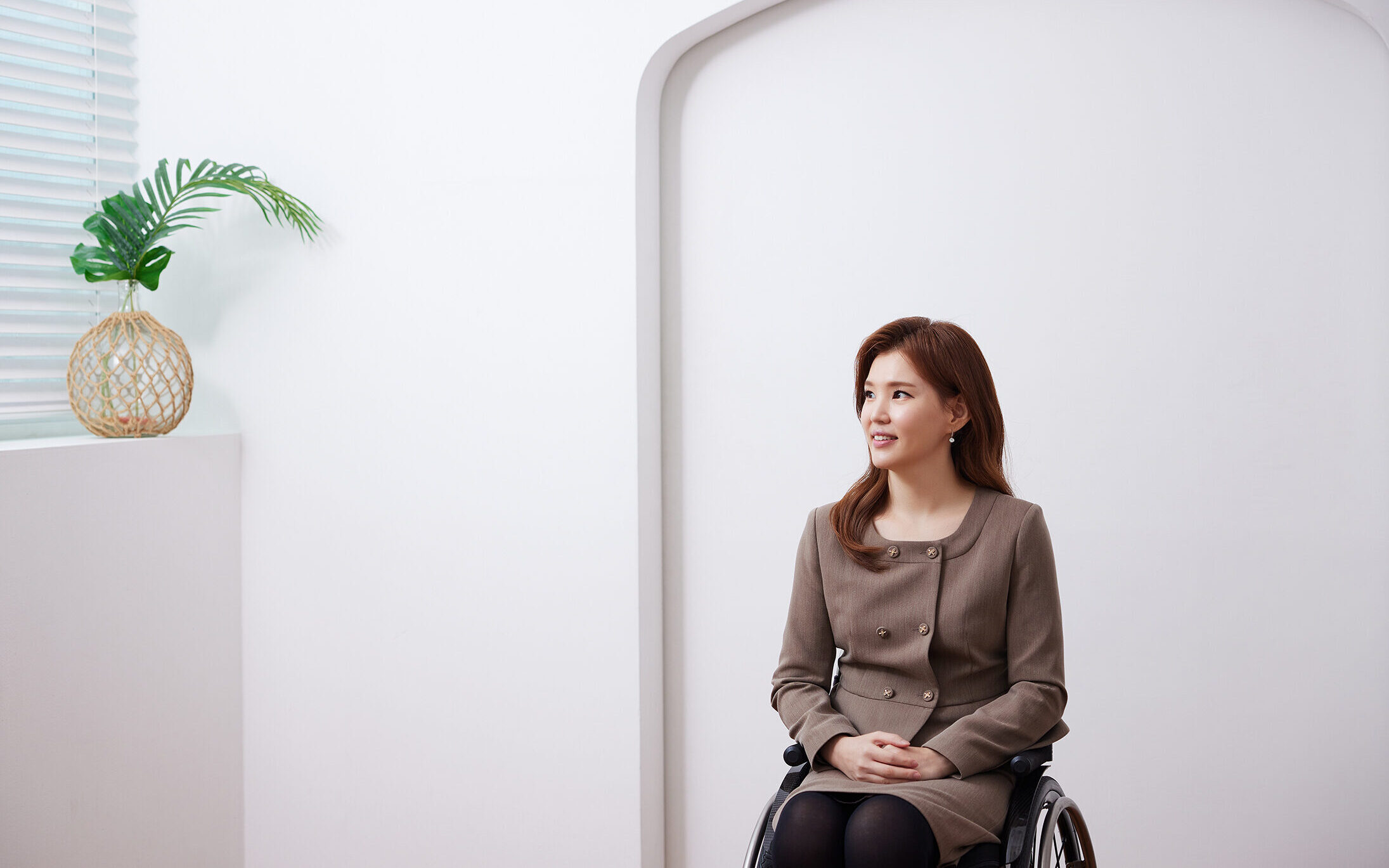 미소짓고 있는 최국화 아나운서