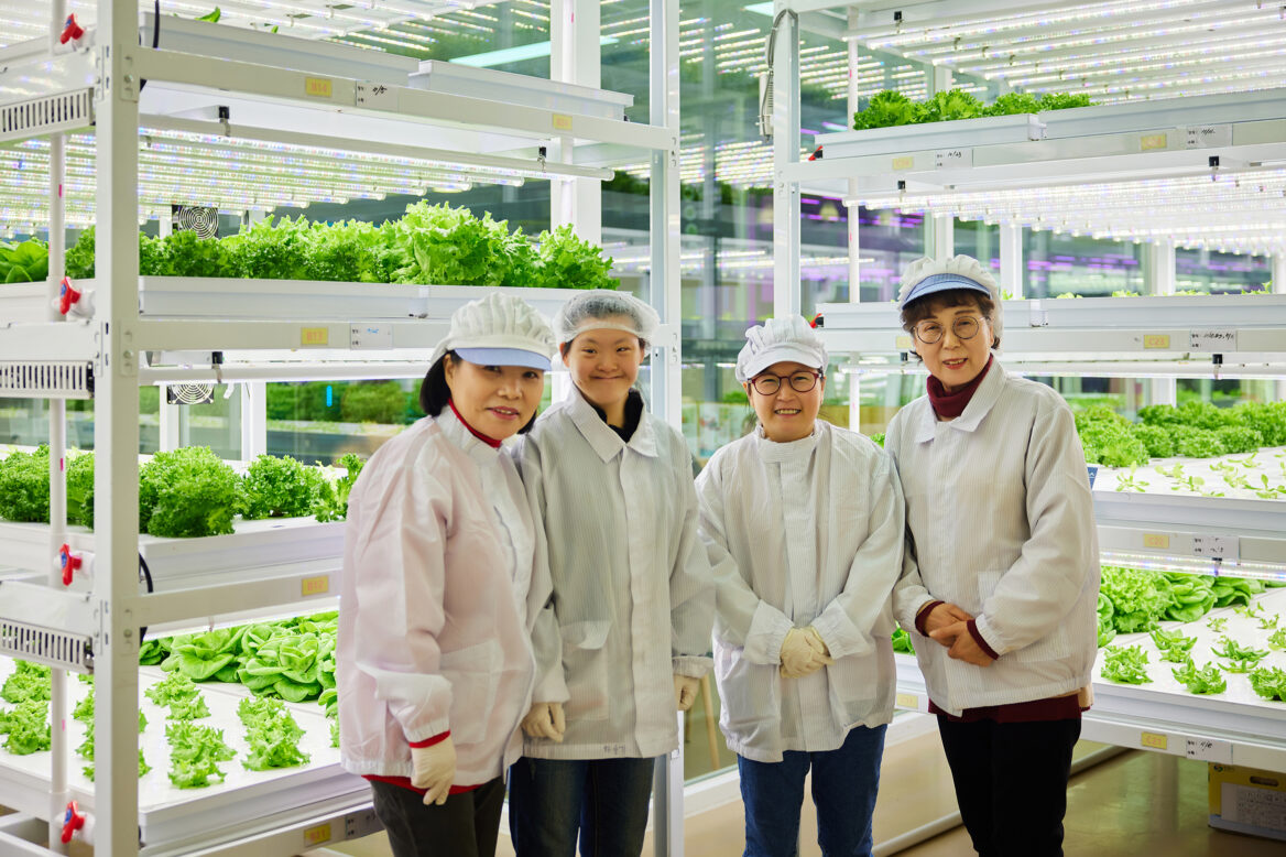 하슬기 반장, 노혜리 주임 동료들이 정면을 보며 미소짓는 모습