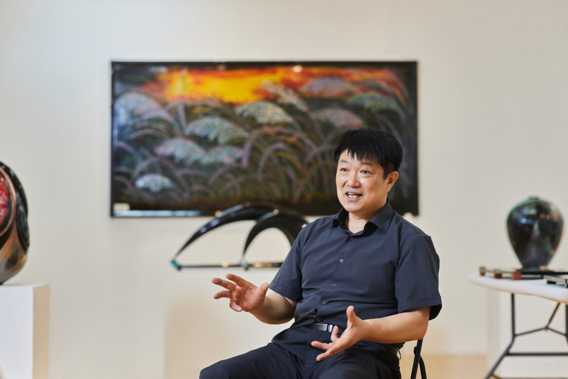 박휴성 전문위원이 작품에 대해 이야기하는 모습