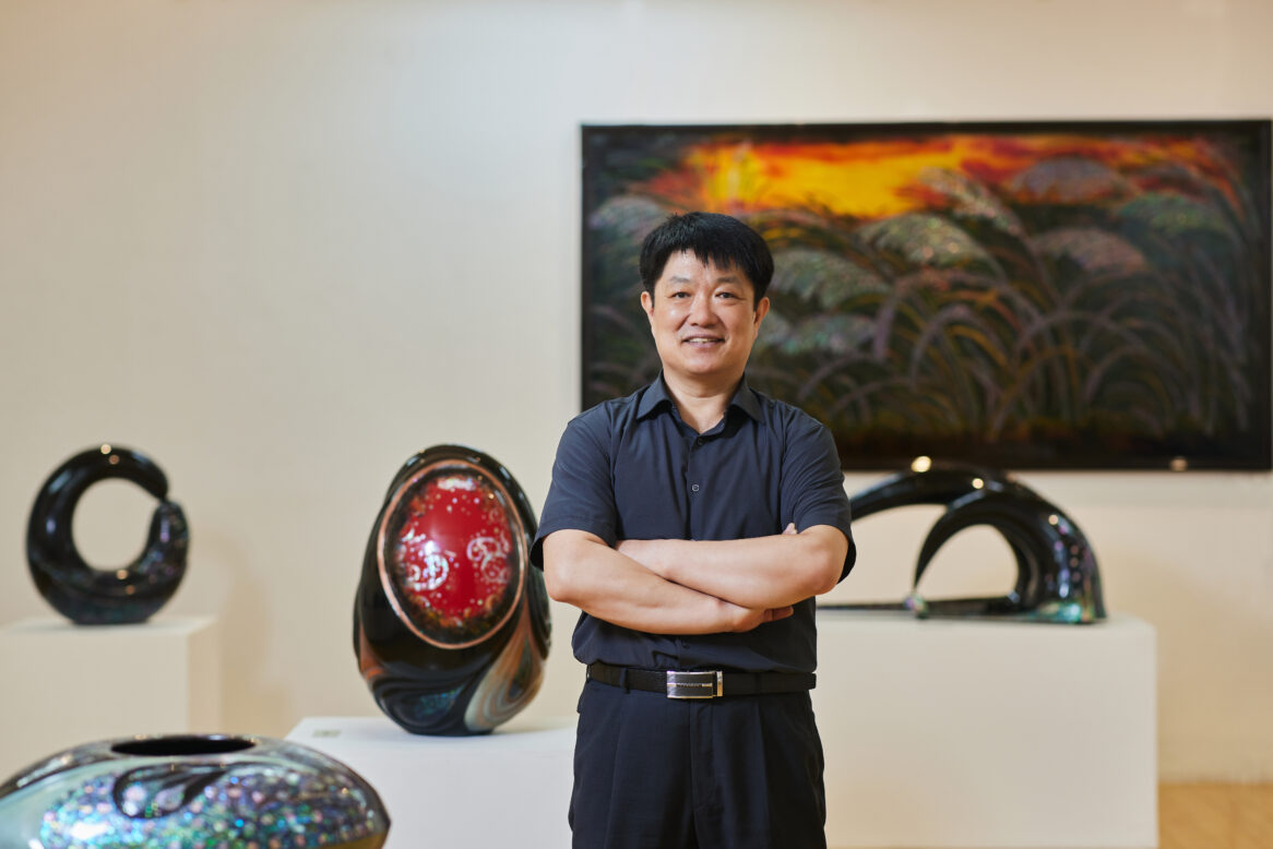 공단에서 직업훈련교사로 근무하고 있는 박휴성 선생님이 미소짓는 사진