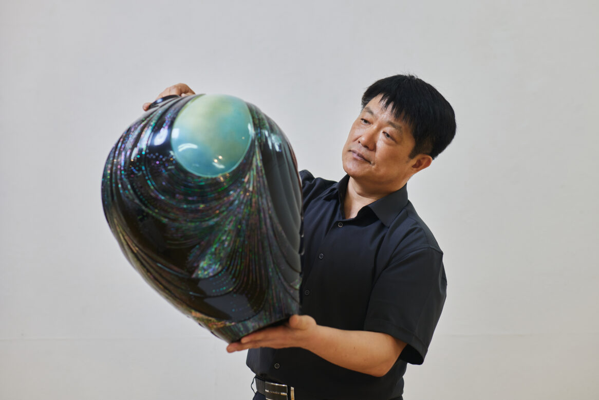 박휴성 자문위원이 작품을 들고 있는 사진