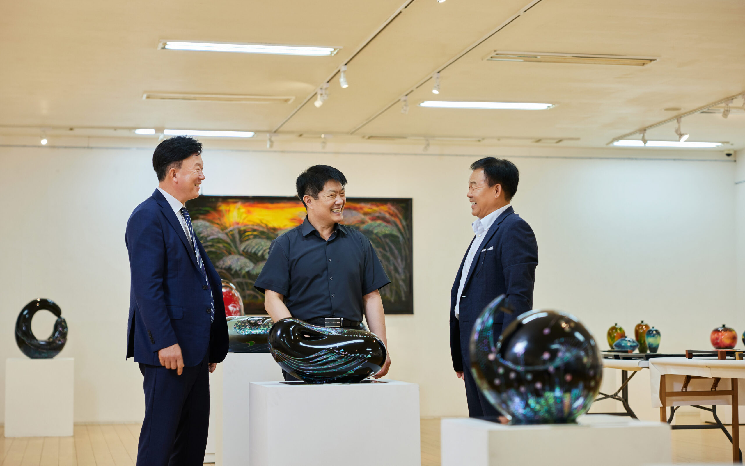 동료들과 작품에 대해 이야기를 나누고 있는 박휴성 전문위원의 모습