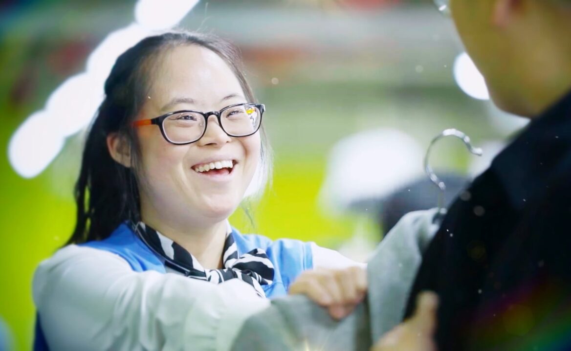 환하게 웃고 있는 굿윌스토어 밀알도봉점 직원