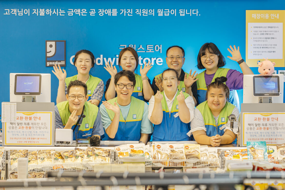 올해 신규 오픈한 굿윌스토어 밀알강서점 장애인, 비장애인 직원들의 모습