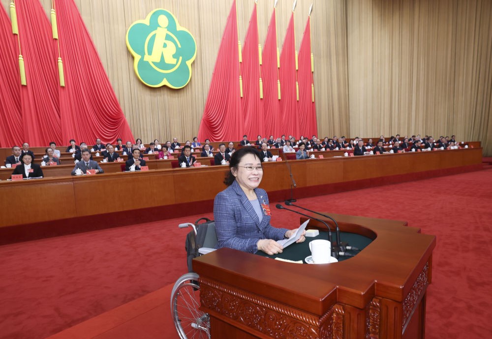 중국장애인연합회 회장 장하이디(張海志)1)가 ‘시진핑의 신시대 중국 특색 사회주의 사상 지도하에 장애인 대업의 전면적 발전을 추진하기 위한 노력’이라는 주제로 당에 보고하는 장면